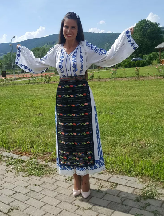 Cântăreața din România care a decis să se facă asistentă medicală, după ce tatăl ei a murit: „El refuza să meargă la spital”