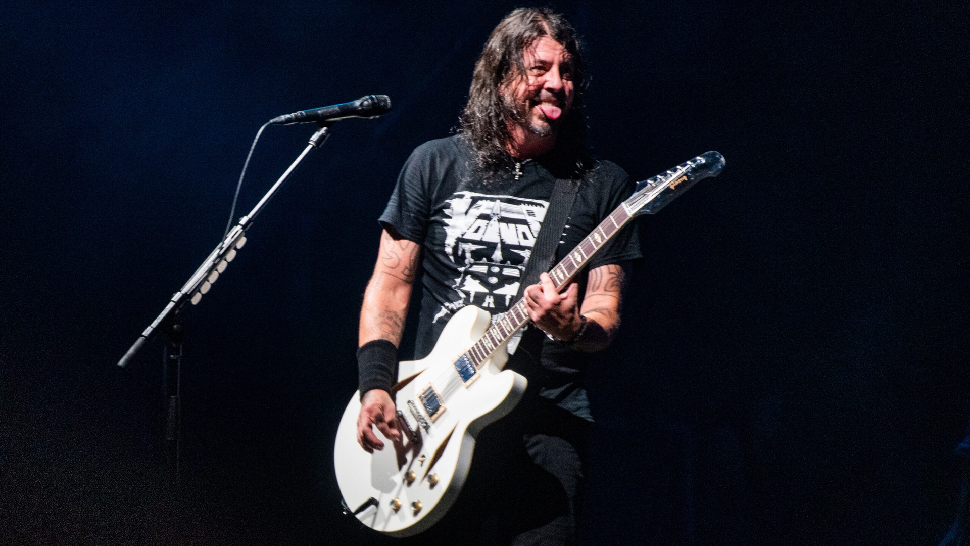 Dave Grohl, solistul trupei Foo Fighters, a anunțat pe Instagram că și-a înșelat soția. Artistul are și o fetiță cu amanta