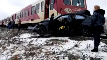 Tragedie pe calea ferată! Trenul a izbit un BMW la Iași, iar doi oameni au murit