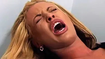 Acum isi pune piercing-uri in zonele intime, iar la 18 ani isi arata tatuajul din acelasi loc. Imagini sexy cu Loredana Chivu