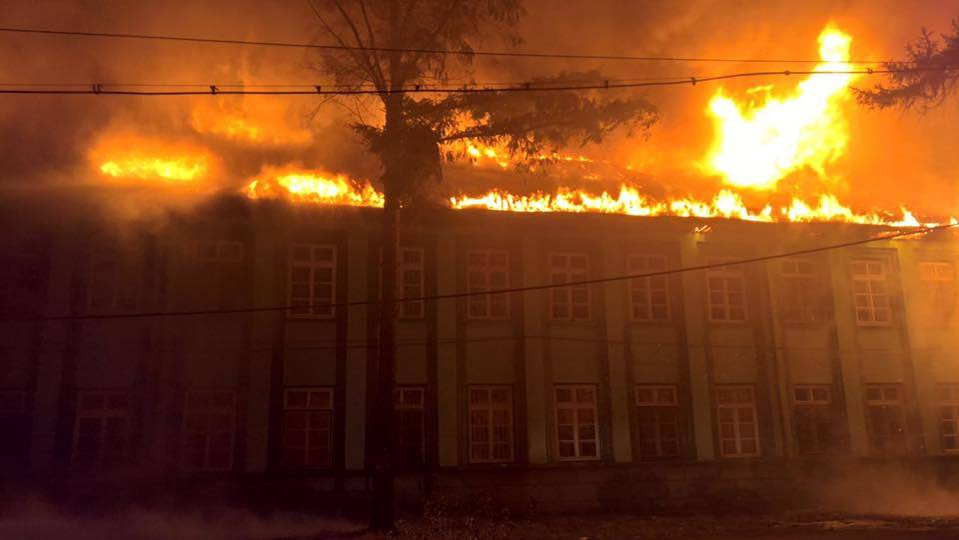Incendiu violent la un spital din Timiş! Pompierii se luptă cu focul de mai bine de două ore