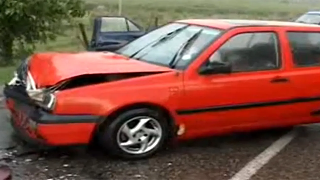 VIDEO Accident în Bistriţa Năsăud! Trei maşini s-au făcut zob din cauza unui şofer care a pierdut controlul volanului