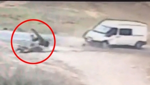 Scene uluitoare pe șosea din Vaslui! Un motociclist a fost aruncat zeci de metri, după un impact violent cu o dubă! VIDEO