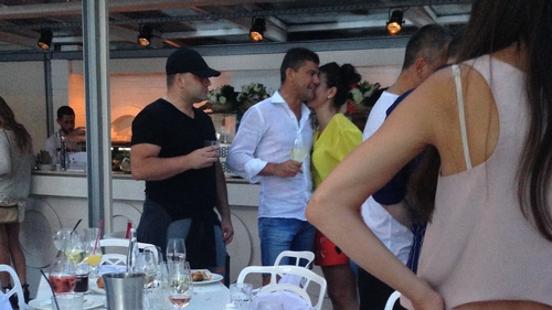 Dulce-i viata fara Pelinel! Boureanu nu si-a tinut mainile acasa si a pipait o bruneta cu corp de sirena pe malul Lacului Snagov!