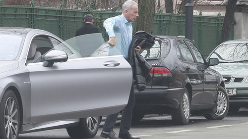 A făcut mega-avere din ”cablu”, însă e mai mult decât chibzuit. Ce tabiet bizar are milionarul singuratic în fiecare dimineaţă