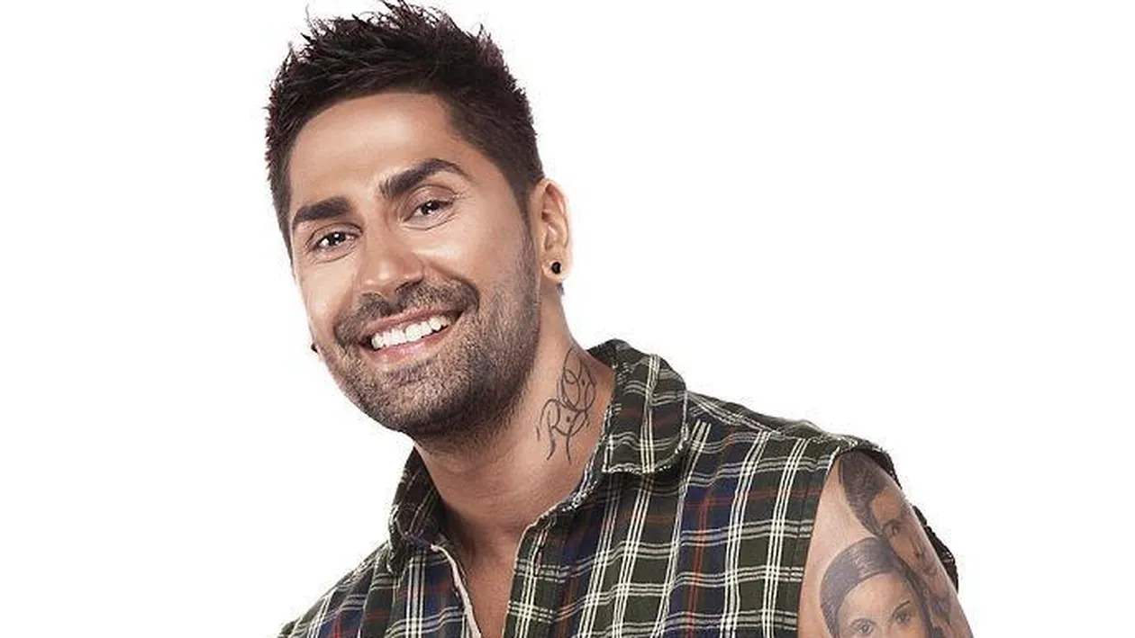 Ascultă aici varianta acustică a celui mai nou hit al lui Connect-R, Love is the way! Pianul şi vocea lui o să-ţi topească inima