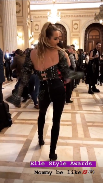 Flavia Mihășan, cu un decolteu obraznic pe covorul întins pentru gala revistei ELLE. Fosta asistentă de la Neatza, criticată de o fană care a comparat-o cu Loredana Groza