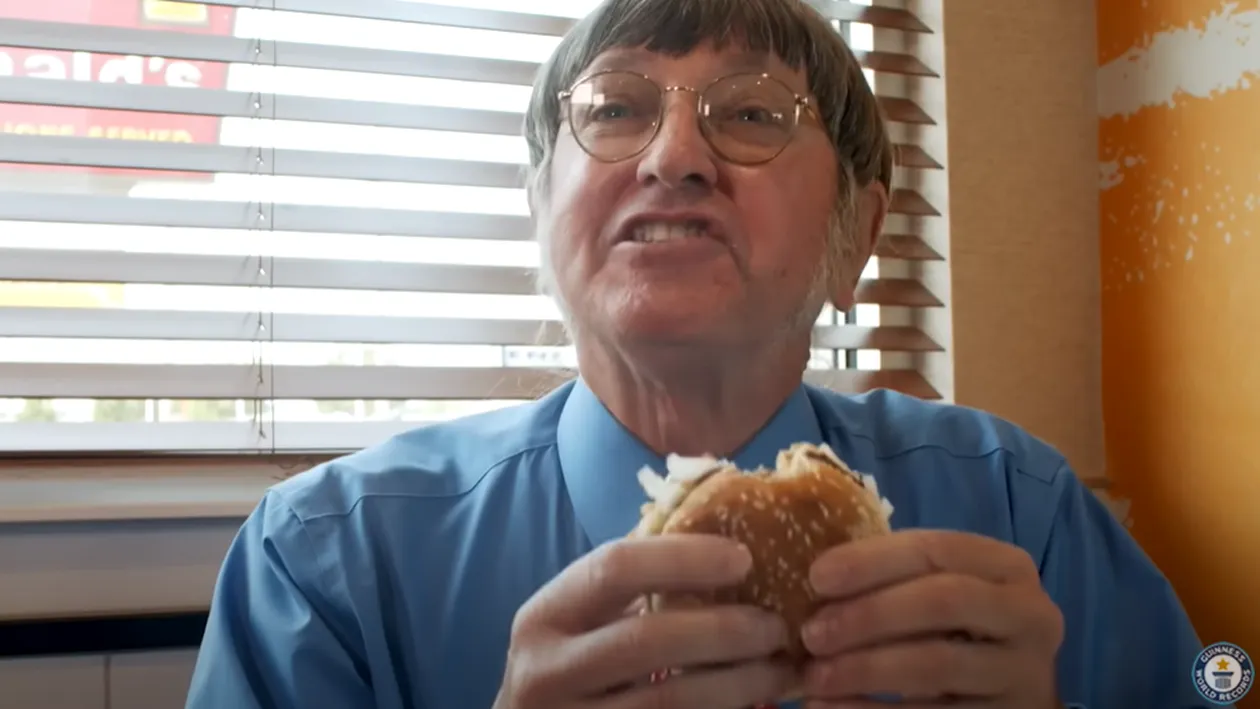 NU E BANC! El este bărbatul care a mâncat peste 35.000 de hamburgeri de la Mc Donald’s: ”Mulți au crezut că voi muri”