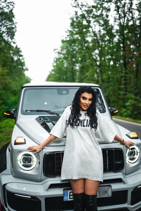 Andreea Tonciu și-a luat un Brabus 900 Rocket de 700.000 de euro. (sursă - instagram.com/tonciuandreeaoficial).