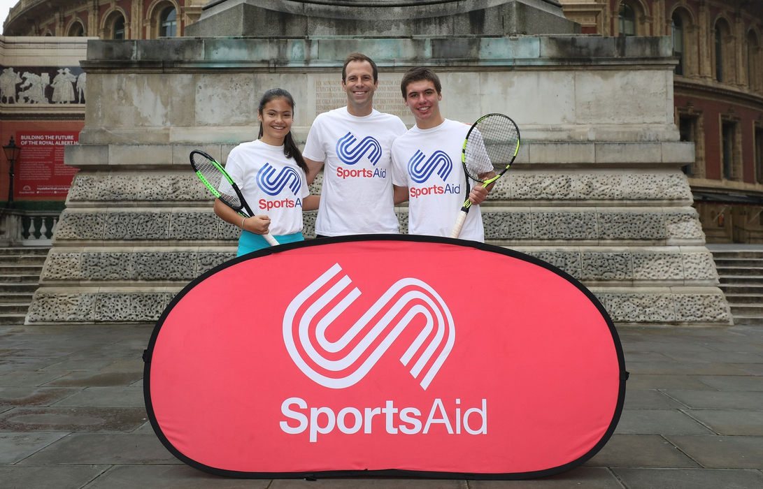 Greg Rusedski (centru) împreună cu sportivii SportsAid Emma Raducanu și Benjamin Heynold la Royal Albert Hall din Londra pentru a lansa parteneriatul caritabil dintre Champions Tennis at the Royal Albert Hall și SportsAid pentru 2017. Foto: Profimedia