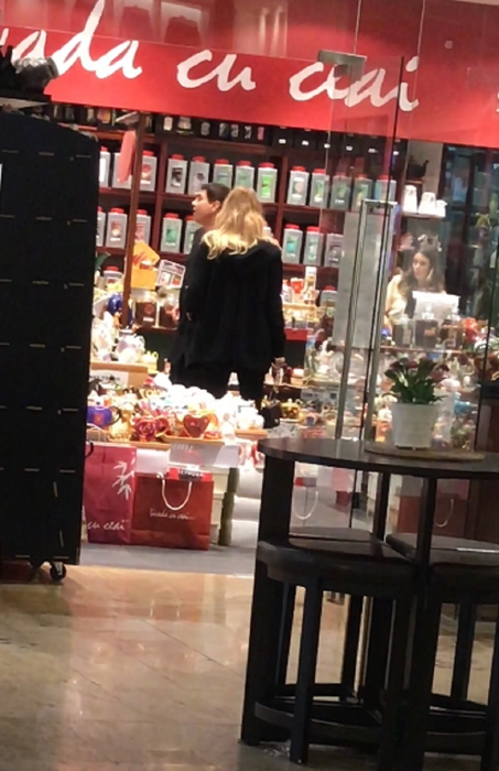 Cristi Borcea împreună cu Valentina Pelinel la mall