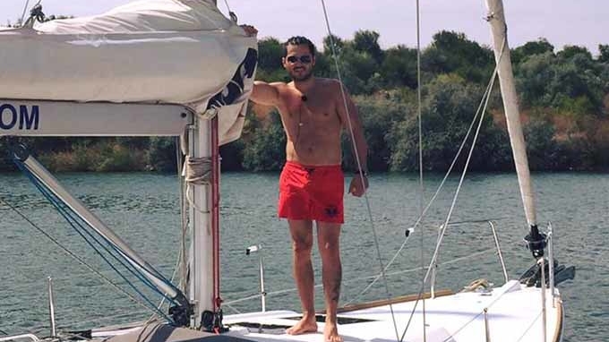 LIVIU VÂRCIU s-a fotografiat AŞA cu un prieten, iar fanii au intrat imediat la bănuieli! "Sunteţi pe invers?"