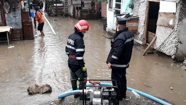 Gospodării inundate în Dâmbovița. O mașină, blocată de aluviuni în Argeș. FOTO&VIDEO