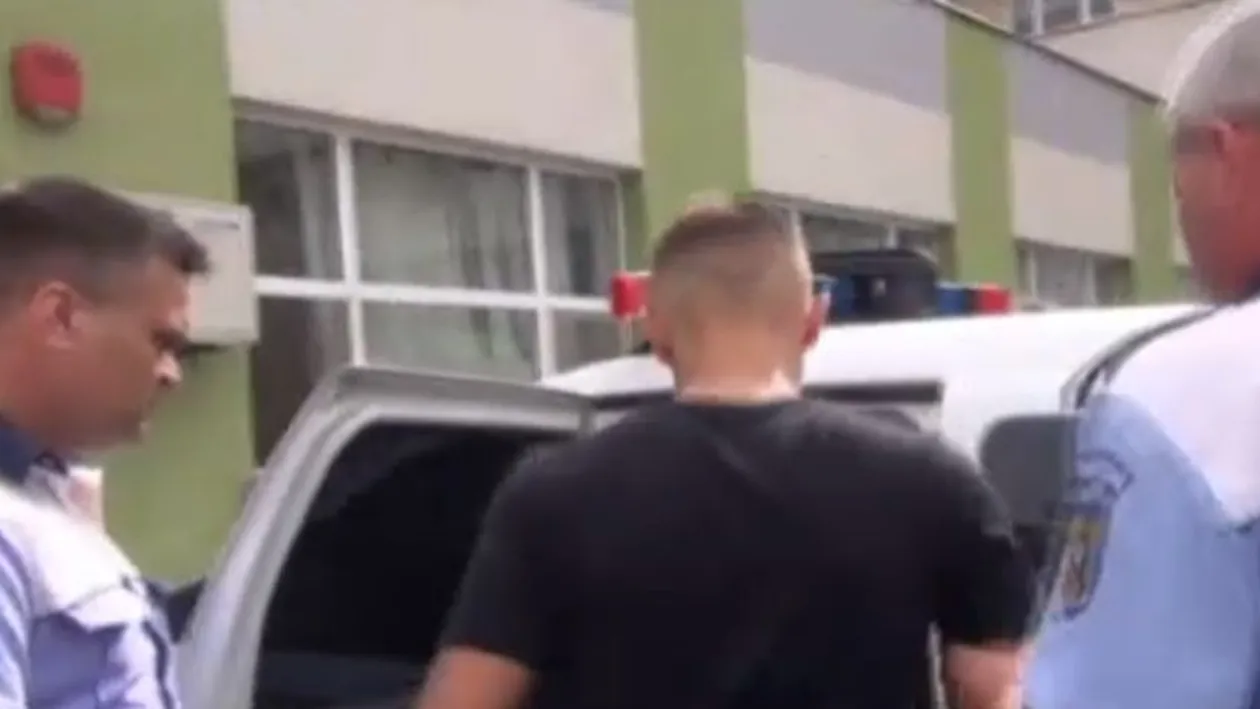 Urmărire ca-n filme în Galați! Polițiștii au tras focuri de armă, după ce un șofer a lovit doi oameni și a fugit de la locul accidentului