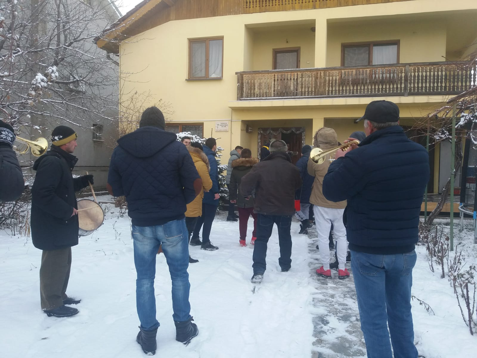 Fotbaliștii colindă prin tot satul, însoțiți de lăutari