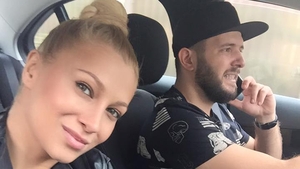 S-a lăudat cu maşina nouă! Vezi ce automobil şi-a cumpărat LORA!