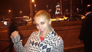 Andreea Ibacka s-a bucurat la maxim că echipa Steaua s-a calificat! A ieşit în Piaţa Universităţii de fericire!