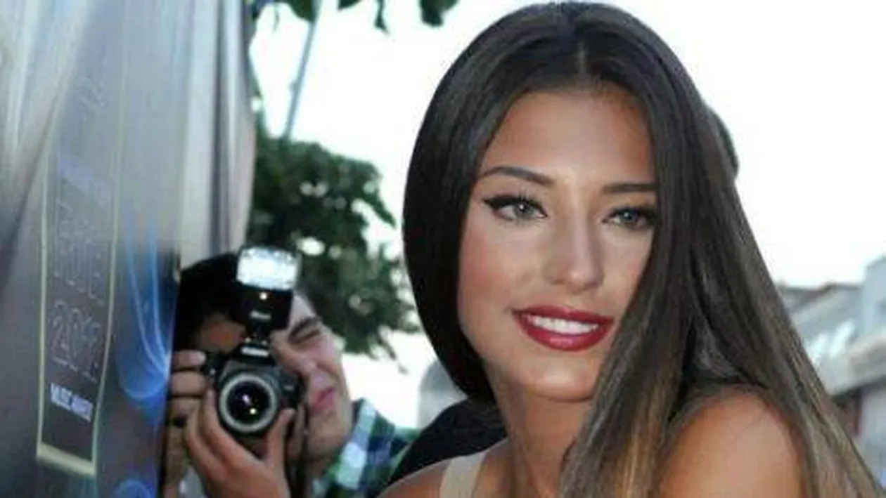 E aproape divortata si e foarte iritata! Antonia a fost prinsa din nou in ofsaid cand a ridicat bratul la un concert