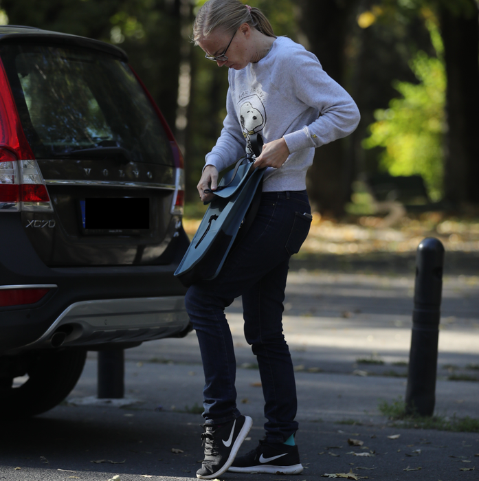 Ieva Govadaite, soţia boss-ului PRO TV, la o plimbare relaxantă în parc
