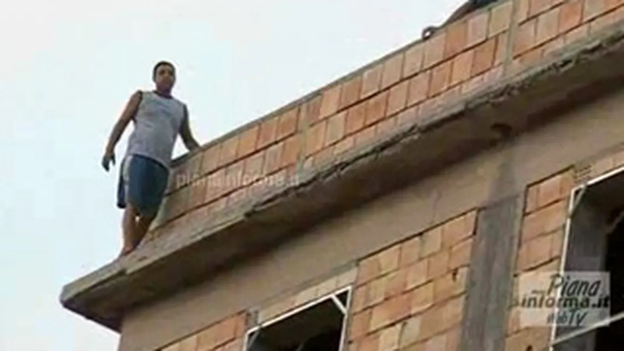 VIDEO Imaginile care au socat Italia: un roman s-a urcat la etajul cinci si a amenintat ca se sinucide! Vezi ce s-a intamplat dupa ore de negocieri si motivul incredibil pentru care a apelat la acest gest extrem