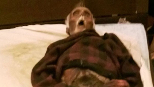 Imagini SOCANTE! O femeie a dormit un an cu cadavrul in putrefactie al sotului ei! Politia a avut un soc când a intrat in casă