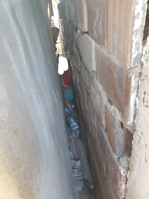 Ei sunt salvatorii unei fetițe de 3 ani care a rămas blocată între pereții a două clădiri. Intervenția a fost una delicată
