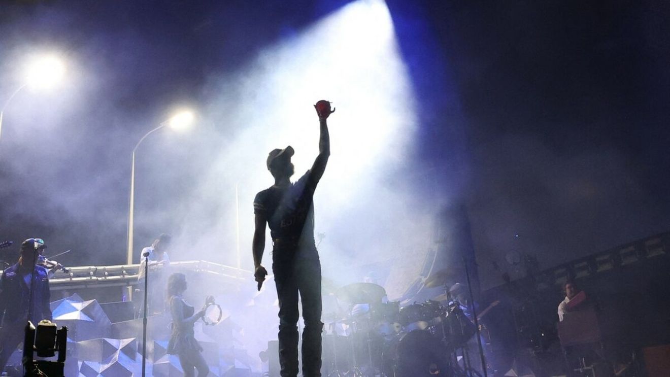 Incident HALUCINANT pe scenă! Un cântăreț renumit a CĂZUT din nou, în timpul concertului: „De ce o face des?”