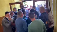 Ploaie de pumni într-o secție de votare din Dolj. Primarul l-a lovit fiul contracandidatului său.VIDEO