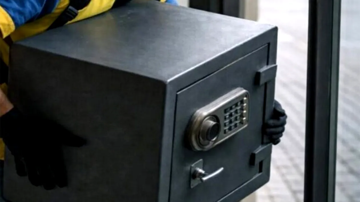 Ce a găsit o badantă de 50 de ani în seiful furat din casa pensionarului de 93 de ani, pe care îl îngrijea. Când a deschis ușița, a crezut că nu vede bine