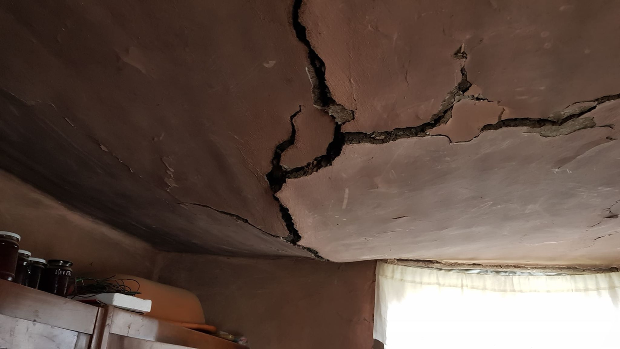 Tavanul casei în care locuiesc Denis și bunica lui, înainte să se prăbușească