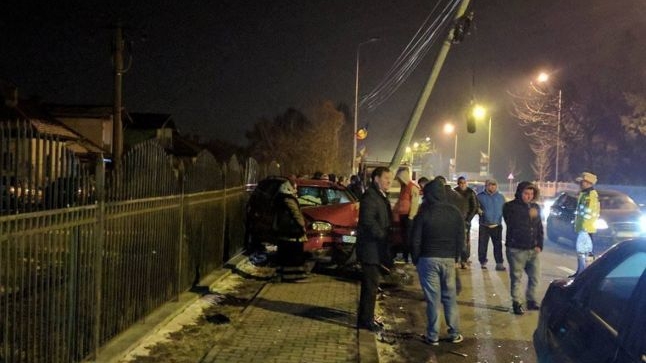 Accident spectaculos în Târgu Jiu! Un şofer s-a izbit puternic într-un stâlp de electricitate, iar acesta a cedat