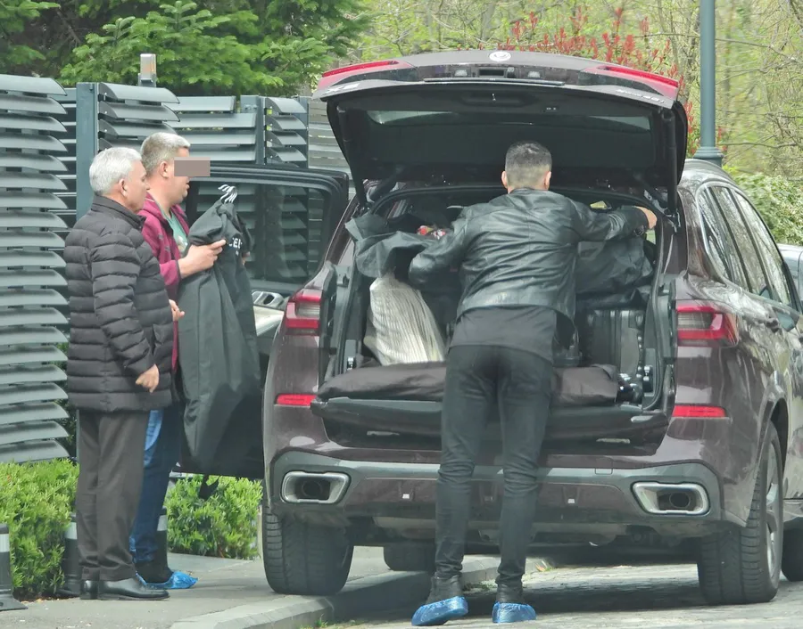 Simona Halep și-a luat hainele din vila în care a locuit cu Toni Iuruc. Stere Halep a fost de față (SURSA FOTO: CANCAN.RO)
