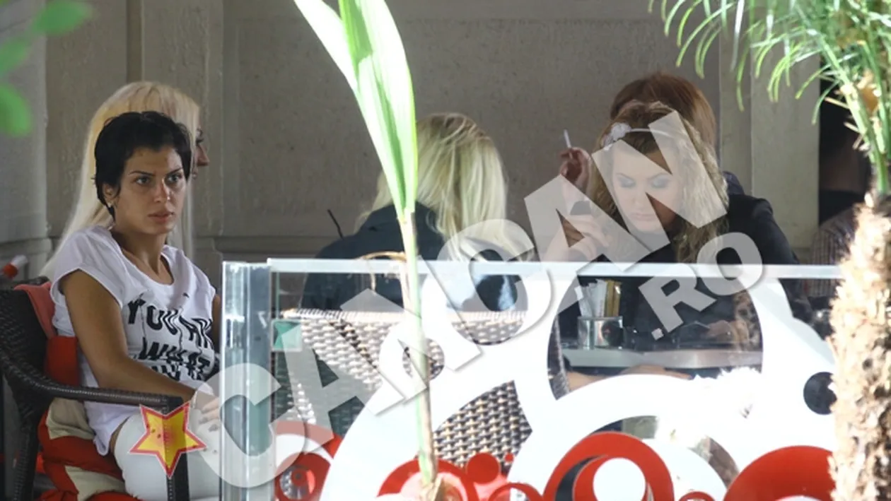 Semnele pubertatii se vad inca pe chipul ei! Pamfile a iesit la terasa nemachiata sI plina de cosuri. Chiar n-are nimic de ascuns?