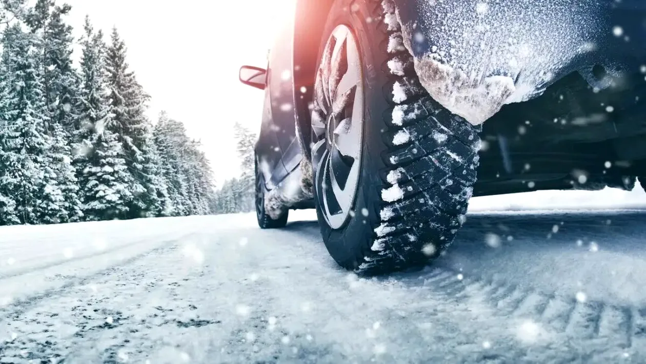 Somație de la CNAIR pentru românii care nu au cauciucuri de iarnă pe mașini: „Au început ninosrile, echipați-vă vehiculele”