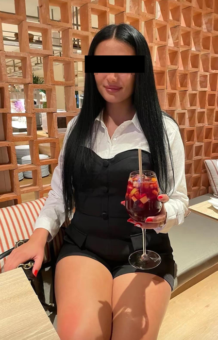Escorta din Oradea care a ţepuit mai mulţi bărbaţi în 2022 a schimbat tactica! Şi-a ”tras” iubit şi l-a lăsat fără 30.000 €! 