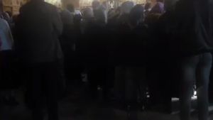 VIDEO ULUITOR. Un preot-călugăr de la Mănăstirea Cotmeana jignește și amenință enoriașii în biserică: "Dobitoci, mergeți, fraților, în pădure și puneți-vă ștreangul... vă dau peste bot și vă scot dinții"