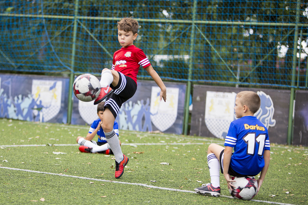 Juniorii unei academii de fotbal din București concurează cu Messi & Ronaldo!