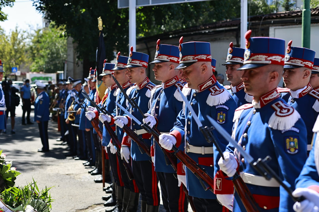 Zeci de coroane de flori, depuse la Clubul Sportiv Dinamo. Ivan Patzaichin va fi înmormântat astăzi, cu onoruri militare