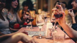 Vești bune pentru bucureșteni! Restaurantele, teatrele, cinematografele se redeschid la 30 la sută din capacitate