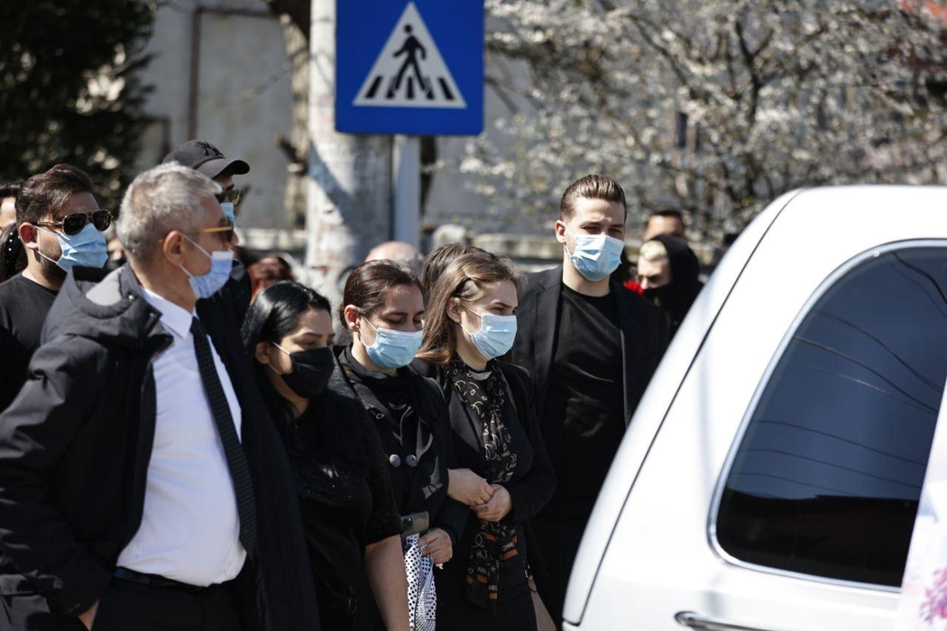 Membrii cortegiului funerar au respectat pe tot parcursul regulile sanitare, date de autorități ( foto CANCAN)