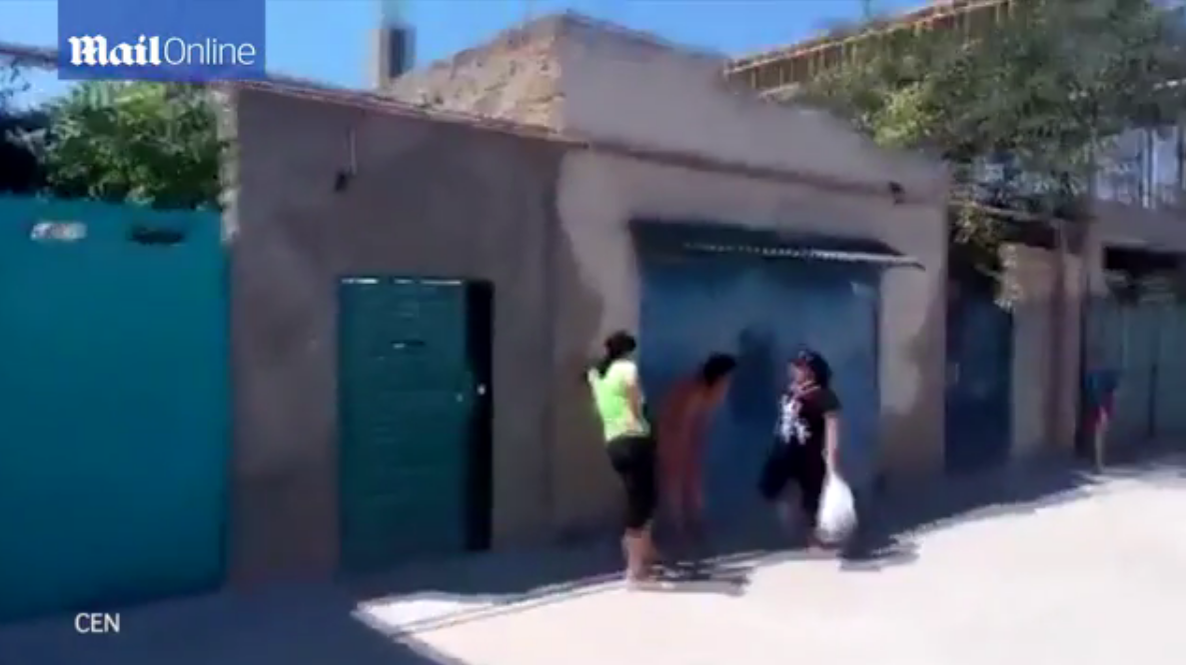 A făcut amor cu un bărbat însurat, dar a fost prinsă în fapt de nevastă. Ce s-a întâmplat apoi este de-a dreptul șocant…
