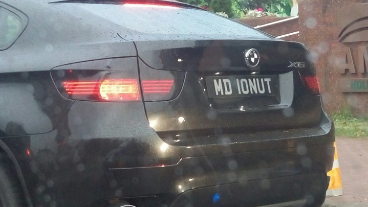 Un moldovean şi-a personalizat numărul de la maşină. Ce a scris pe plăcuţe!