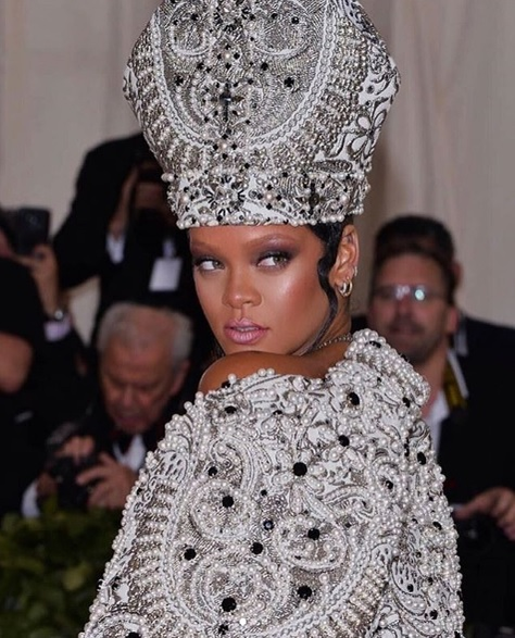 Rihanna, îmbrăcată ca femeia-papă pe care Vaticanul nu a avut-o vreodată