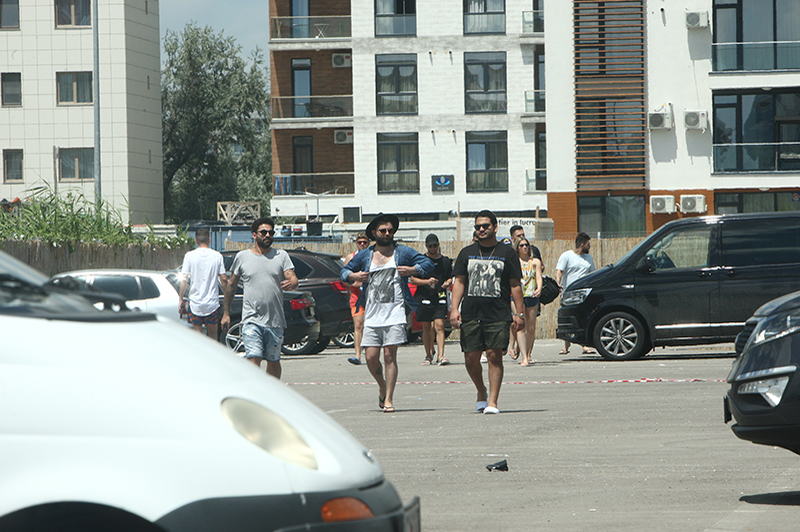Decizia este luată, nepotul lui Gaddafi și prietenii se îndreaptă spre club