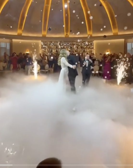 Ce mamă are Livian Pop! Soția lui Nelson Mondialu’ a atras toate privirile la nunta fiului ei. VIDEO