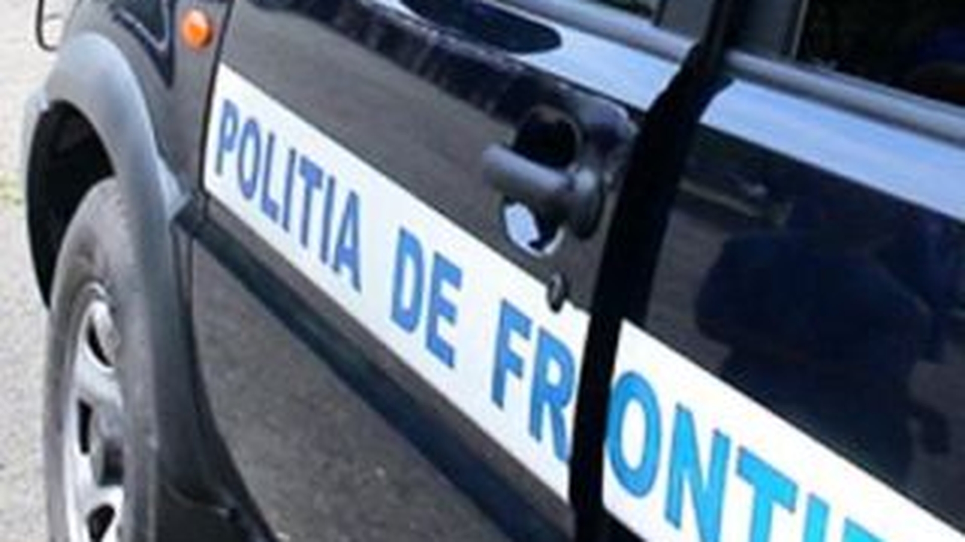 O femeie si-a ascuns copilul de 7 ani pe sub haine ca sa-l treaca granita!
