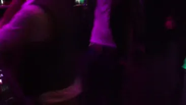 Misca-te, misca-te Matteo! Vezi ce dansuri bizare a incins artistul intr-un club de fite din Capitala alaturi de un... barbat!