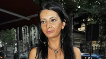 DJ Harra nu vrea să poarte sutien si pace! Ipostaza incitanta in care a fost fotografiată la o piscină din Bucuresti