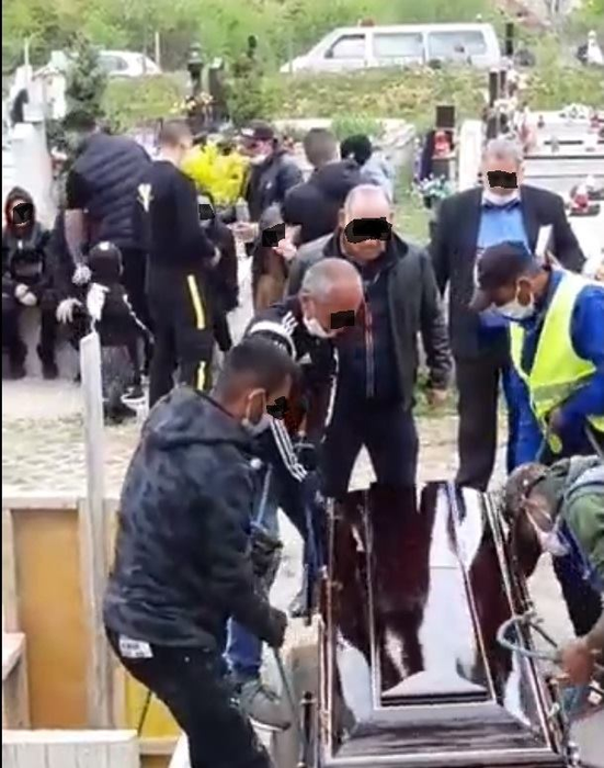 Slujbă funerară cu zeci de persoane, în plină stare de urgență! Ce au făcut polițiștii