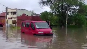 Ploaia face prăpăd în Constanța! Apă de jumătate de metru pe străzi
